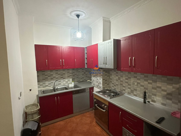 Tirane, jepet me qera apartament 2+1+Ballkon Kati 5, 102 m² 500 € (Marteniteti i ri)
