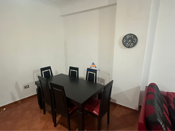Tirane, jepet me qera apartament 2+1+Ballkon Kati 5, 102 m² 500 € (Marteniteti i ri)