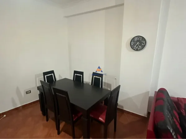 Tirane, jepet me qera apartament 2+1+Ballkon Kati 5, 102 m² 500 € (Marteniteti i ri)