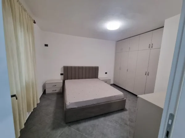 Tirane, jepet me qera apartament 1+1+Ballkon Kati 2, 80 m² 600 € (RIZA CEROVA)