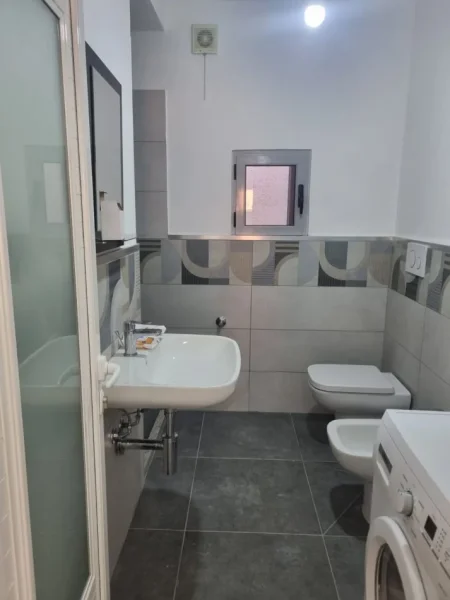 Tirane, jepet me qera apartament 1+1+Ballkon Kati 2, 80 m² 600 € (RIZA CEROVA)