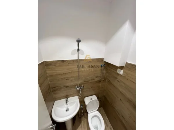 Tirane, jepet me qera ambjent biznesi Kati 1, 30 m² 650 € (Drejtoria e Policise)