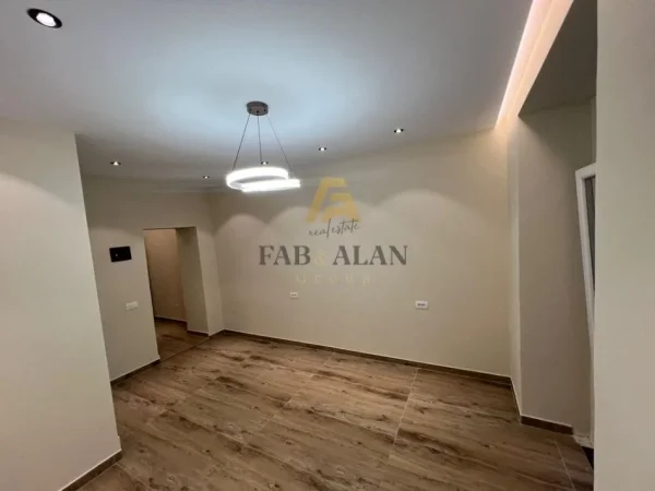 Tirane, jepet me qera ambjent biznesi Kati 1, 30 m² 650 € (Drejtoria e Policise)