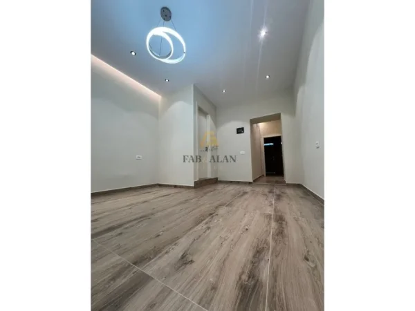 Tirane, jepet me qera ambjent biznesi Kati 1, 30 m² 650 € (Drejtoria e Policise)