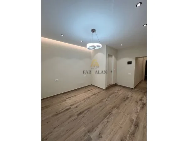 Tirane, jepet me qera ambjent biznesi Kati 1, 30 m² 650 € (Drejtoria e Policise)