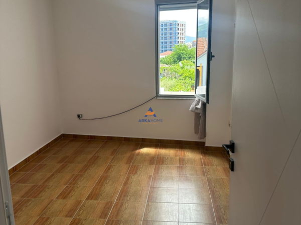 Shqiperi, jepet me qera apartament 3+1+Ballkon Kati 3, 95 m² 750 € (Marteninteti i Ri)