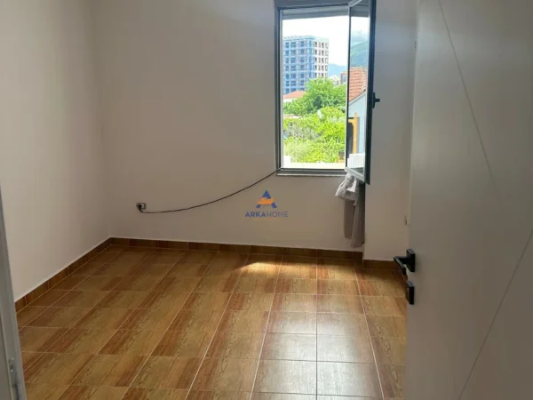 Shqiperi, jepet me qera apartament 3+1+Ballkon Kati 3, 95 m² 750 € (Marteninteti i Ri)