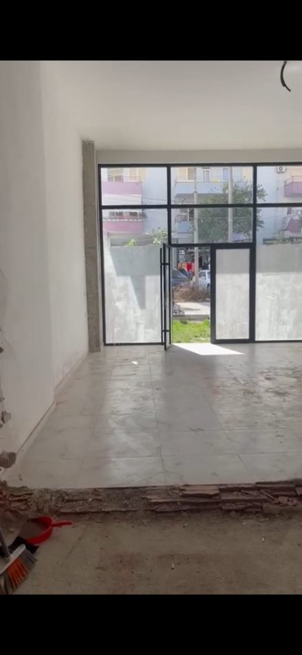 Tirane, jepet me qera dyqan Kati 0, 68 m² 1.000 € (ASTIR)