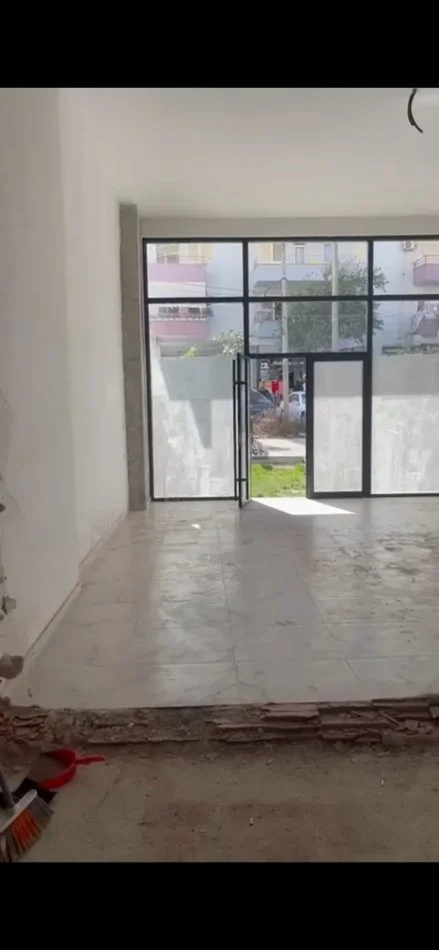 Tirane, jepet me qera dyqan Kati 0, 68 m² 1.000 € (ASTIR)