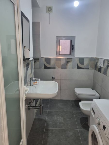 Tirane, jepet me qera apartament 2+1 Kati 2, 70 m² 650 € (Rruga Riza Cerova)