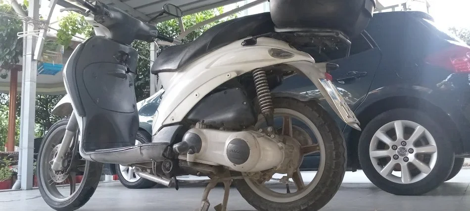 Tirane, shes motor Piaggio liberty 125 cc , e bardhë 38.000 km 550 €