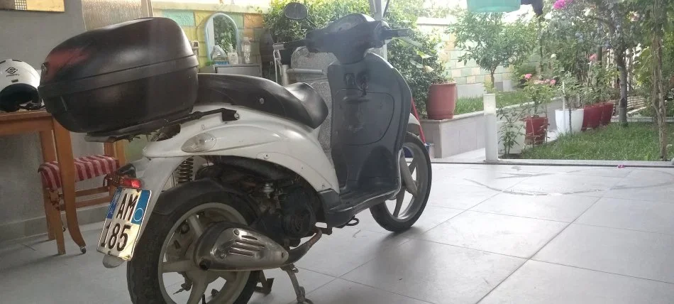 Tirane, shes motor Piaggio liberty 125 cc , e bardhë 38.000 km 550 €