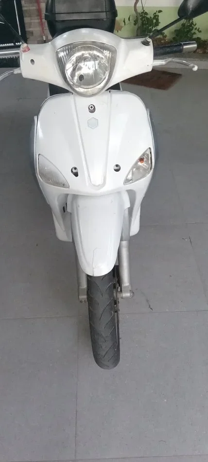 Tirane, shes motor Piaggio liberty 125 cc , e bardhë 38.000 km 550 €