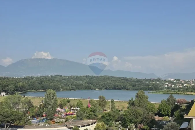 Tirane, shitet apartament 3+1+Ballkon , 330 m² 800.000 € 