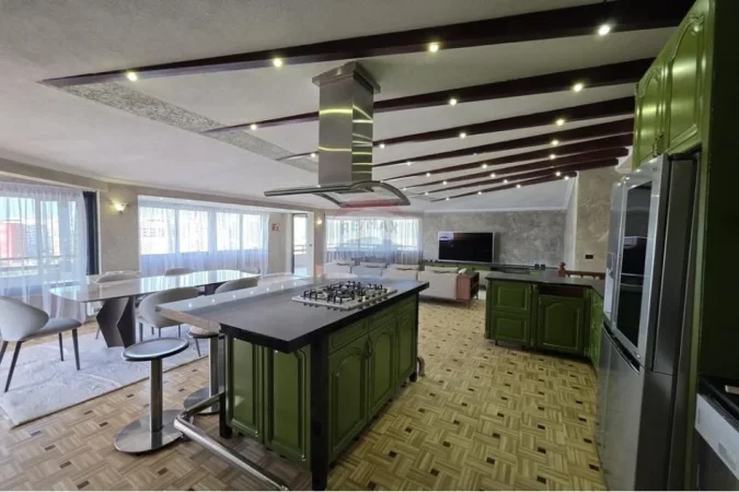 Tirane, shitet apartament 3+1+Ballkon , 330 m² 800.000 € 