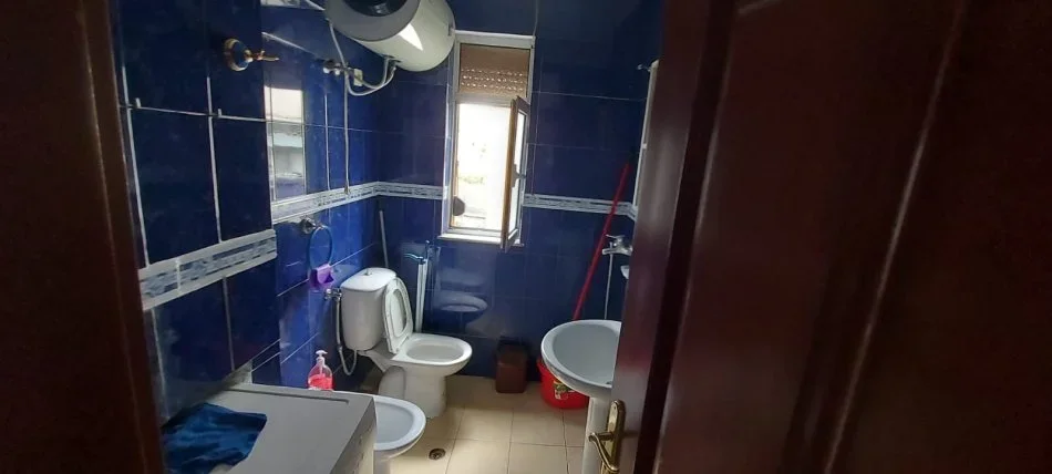 Tirane, jepet me qera apartament 2+1+Ballkon Kati 5, 80 m² 380 € (Ali Demi)