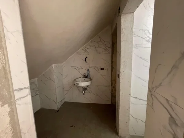 Tirane, jepet me qera ambjent biznesi Kati 2, 1.000 m² (Mbikalimi i Komunes)