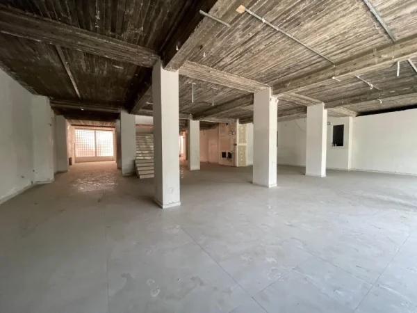 Tirane, jepet me qera ambjent biznesi Kati 2, 1.000 m² (Mbikalimi i Komunes)