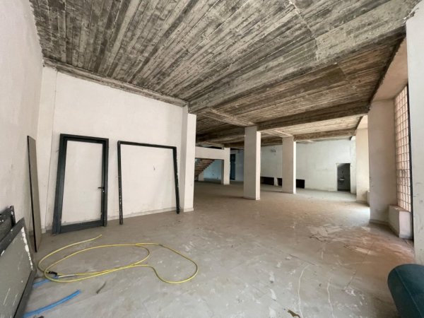 Tirane, jepet me qera ambjent biznesi Kati 2, 1.000 m² (Mbikalimi i Komunes)