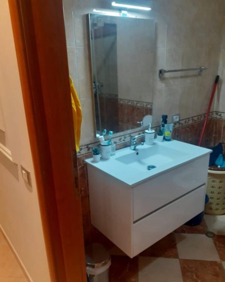 Tirane, jepet me qera apartament 1+1+Ballkon Kati 3, 70 m² 620 € (BLLOK)