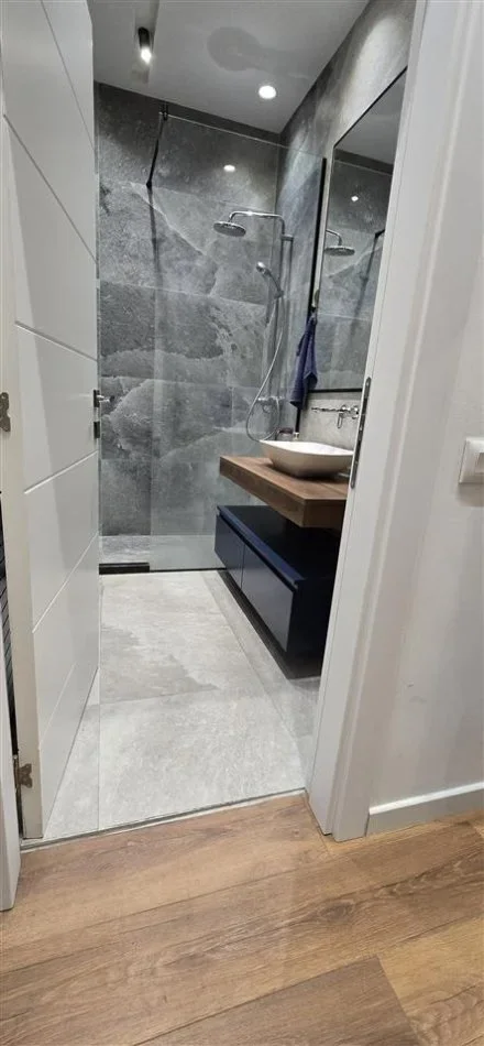 Tirane, jepet me qera apartament 1+1+Ballkon Kati 7, 80 m² 800 € (Square 21)