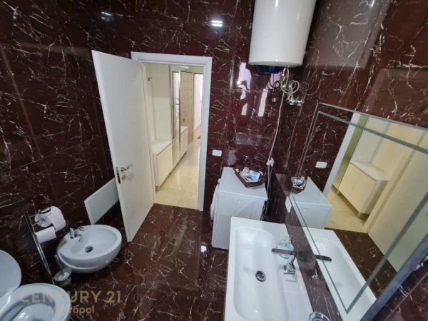 Tirane, jepet me qera apartament 2+1+Aneks+Ballkon Kati 2, 120 m² 750 € (Perballe Spitalit Amerikan 3)