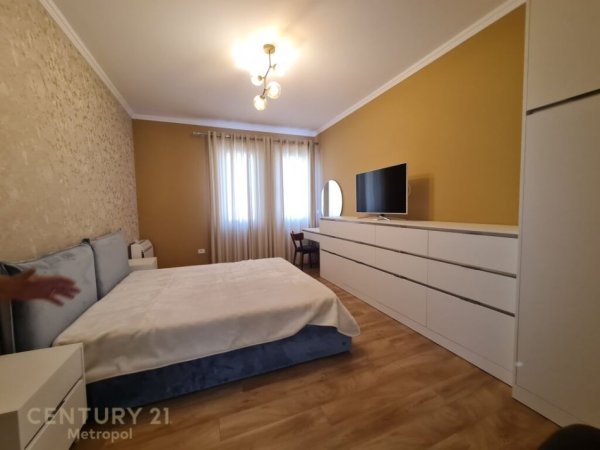 Tirane, jepet me qera apartament 2+1+Aneks+Ballkon Kati 2, 120 m² 750 € (Perballe Spitalit Amerikan 3)