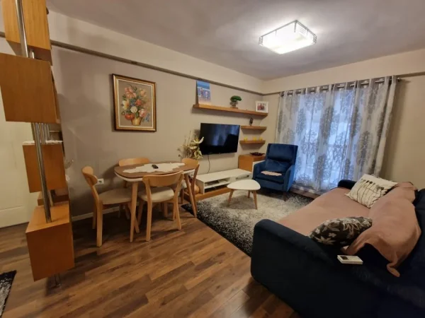 Tirane, jepet me qera apartament 2+1+Ballkon Kati 3, 100 m² 600 € (irfan tomini)