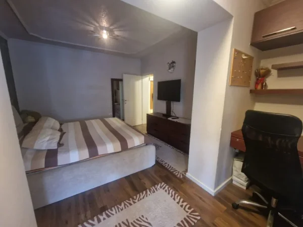 Tirane, jepet me qera apartament 2+1+Ballkon Kati 3, 100 m² 600 € (irfan tomini)