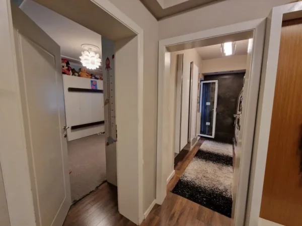 Tirane, jepet me qera apartament 2+1+Ballkon Kati 3, 100 m² 600 € (irfan tomini)