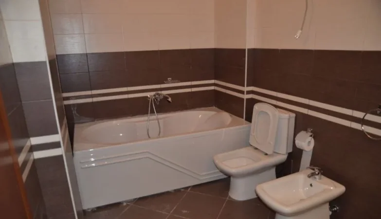Tirane, jepet me qera apartament 4+1+Aneks+Ballkon Kati 5, 210 m² 1.200 € (Liqeni i thate)