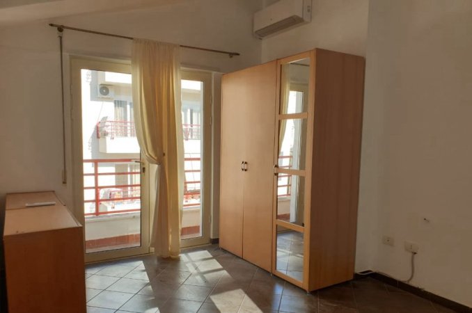 Tirane, jepet me qera apartament 4+1+Aneks+Ballkon Kati 5, 210 m² 1.200 € (Liqeni i thate)