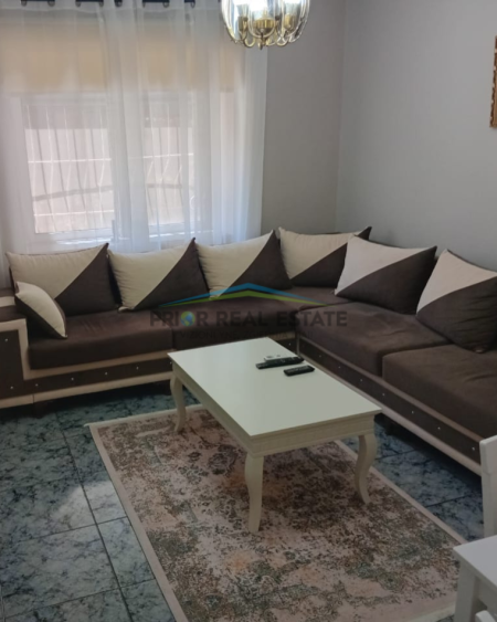 Tirane, jepet me qera apartament 1+1+Ballkon Kati 1, 80 m² 600 € (Pazari i ri)