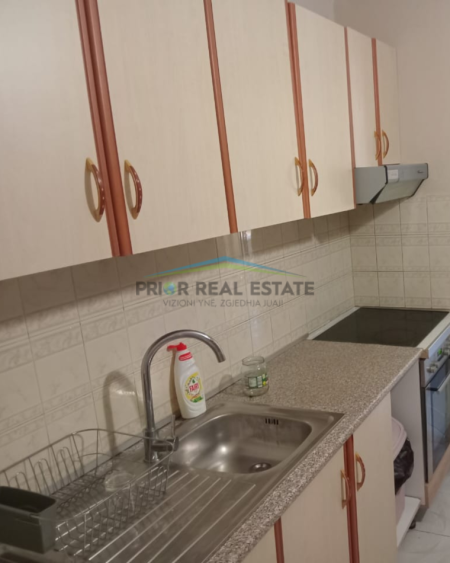 Tirane, jepet me qera apartament 1+1+Ballkon Kati 1, 80 m² 600 € (Pazari i ri)