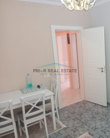 Tirane, jepet me qera apartament 1+1+Ballkon Kati 1, 80 m² 600 € (Pazari i ri)