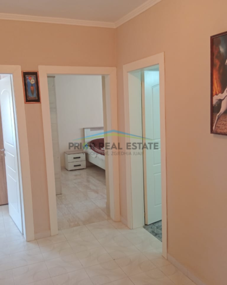 Tirane, jepet me qera apartament 1+1+Ballkon Kati 1, 80 m² 600 € (Pazari i ri)