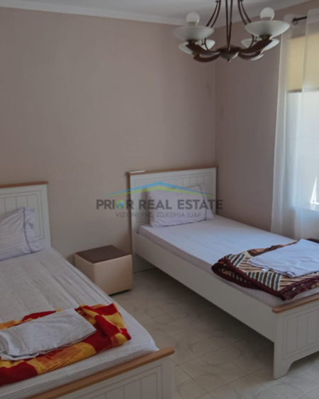 Tirane, jepet me qera apartament 1+1+Ballkon Kati 1, 80 m² 600 € (Pazari i ri)