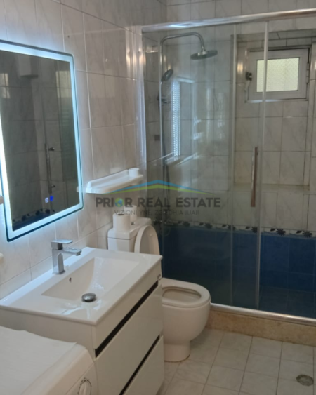 Tirane, jepet me qera apartament 1+1+Ballkon Kati 1, 80 m² 600 € (Pazari i ri)