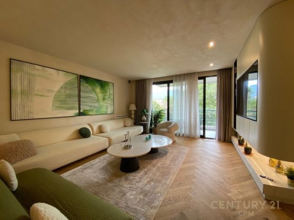 Tirane, jepet me qera apartament 3+1+Aneks+Ballkon Kati 4, 188 m² 3.000 € (Ish-Blloku)