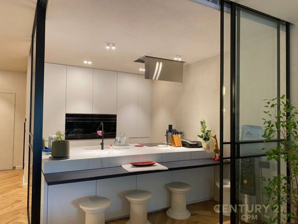 Tirane, jepet me qera apartament 3+1+Aneks+Ballkon Kati 4, 188 m² 3.000 € (Ish-Blloku)