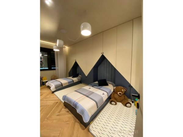 Tirane, jepet me qera apartament 3+1+Aneks+Ballkon Kati 4, 188 m² 3.000 € (Ish-Blloku)
