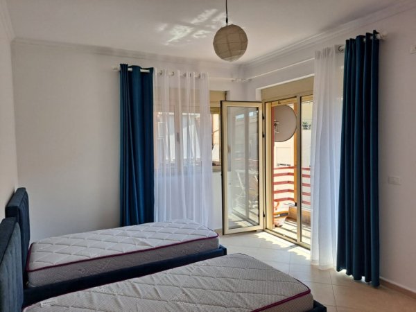 Tirane, jepet me qera apartament 2+1 Kati 4, 110 m² 1.000 € (Liqeni i Thate)