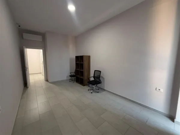 Tirane, jepet me qera zyre Kati 2, 75 m² 500 € (SQUARE 21)