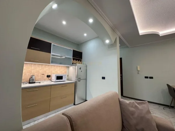 Tirane, jepet me qera apartament 1+1+Ballkon Kati 10, 73 m² 650 € (Tirana e Re)
