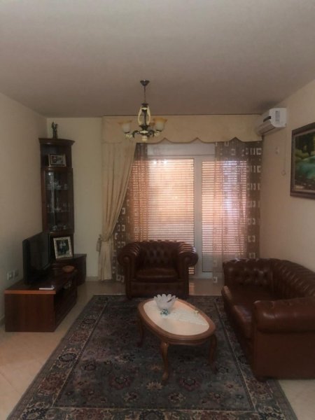 Tirane, jepet me qera apartament 1+1 Kati 3, 74 m² 500 € (Zogu i Zi)