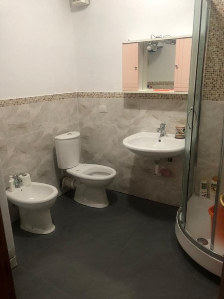 Tirane, jepet me qera apartament 1+1 Kati 3, 74 m² 500 € (Zogu i Zi)