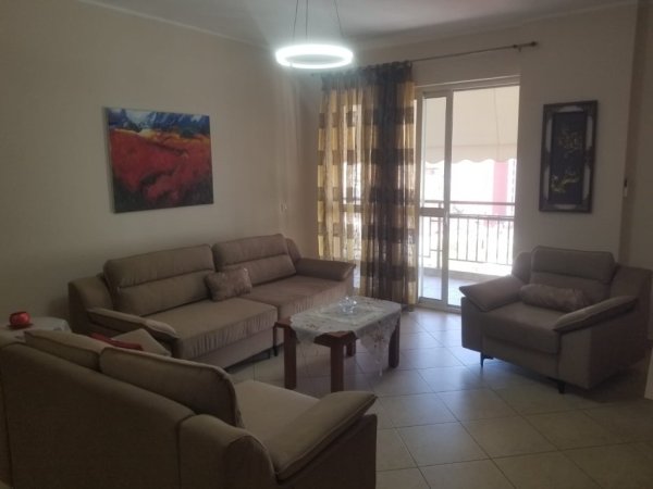 Tirane, jepet me qera apartament 3+1 Kati 7, 125 m² 800 € (Rruga e Kavajes)