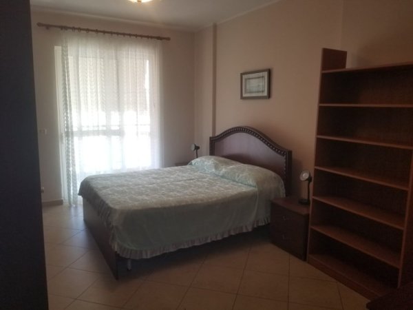 Tirane, jepet me qera apartament 3+1 Kati 7, 125 m² 800 € (Rruga e Kavajes)