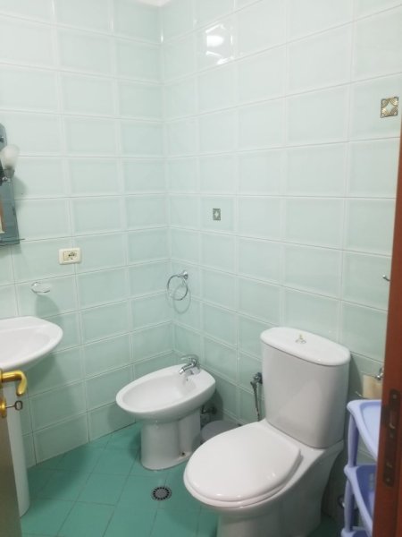 Tirane, jepet me qera apartament 3+1 Kati 7, 125 m² 800 € (Rruga e Kavajes)