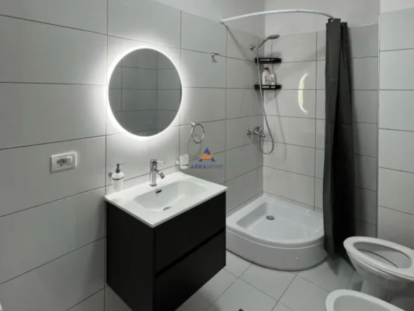 Durres, jepet me qera apartament 2+1+Ballkon Kati 2, 95 m² 1.000 € (Stacioni Trenit)